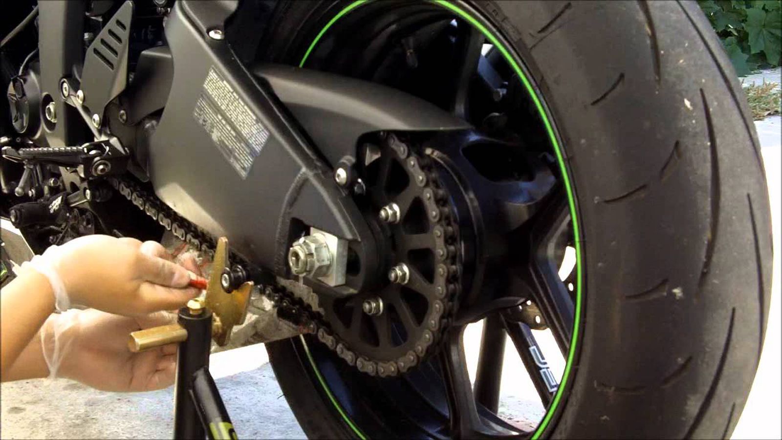 Η τακτική λίπανση αυξάνει τη διάρκεια ζωής της αλυσίδας.
